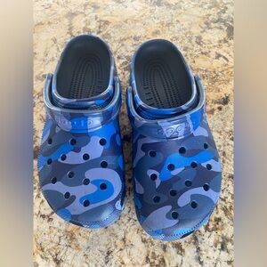 EUC blue camo crocs size 8 men’s women’s 10